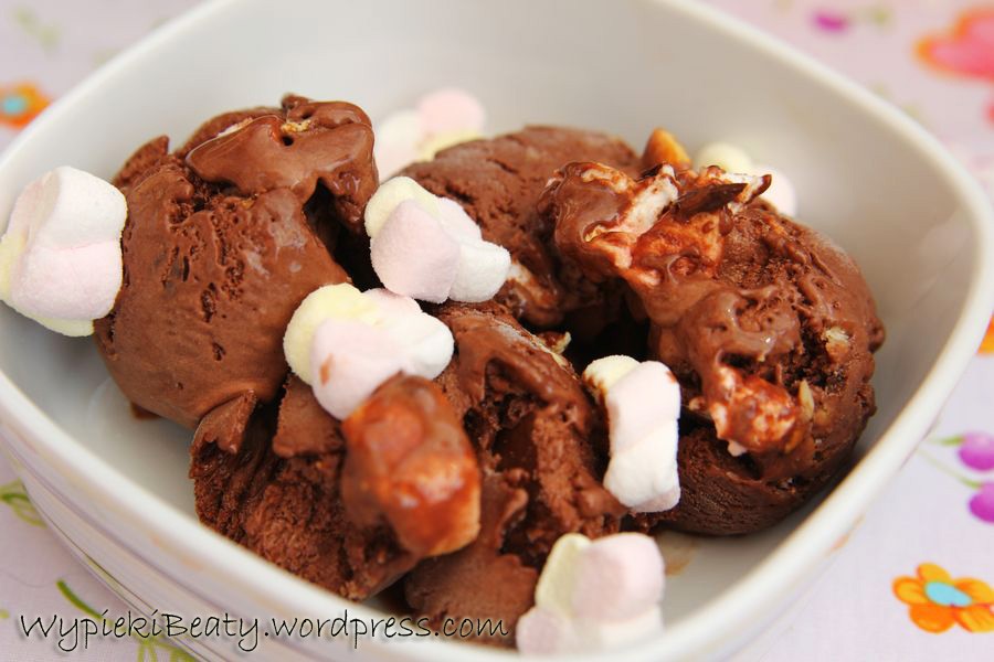 czekoladowe lody z orzechami