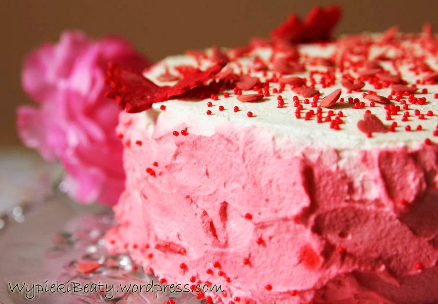 różowy tort urodzinowy