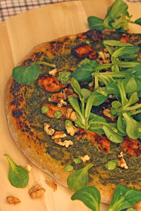 pizza z zielonym sosem ziołowym