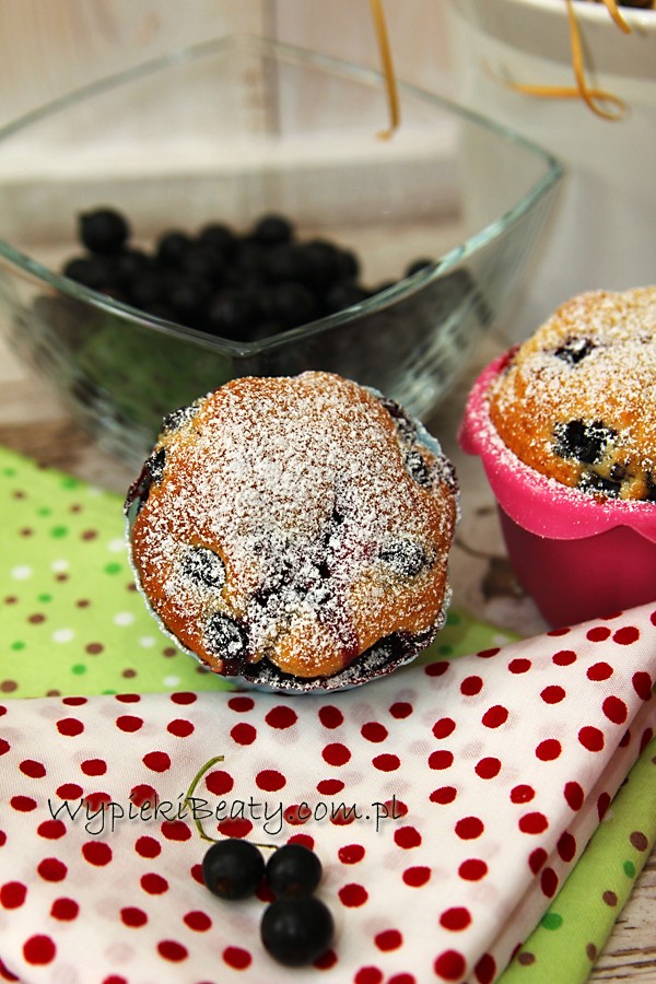 muffinki z czarnymi porzeczkami