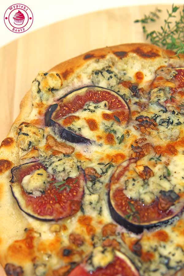 pizza z figami i serem pleśniowym