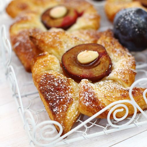 ciasto francuskie ze śliwkami
