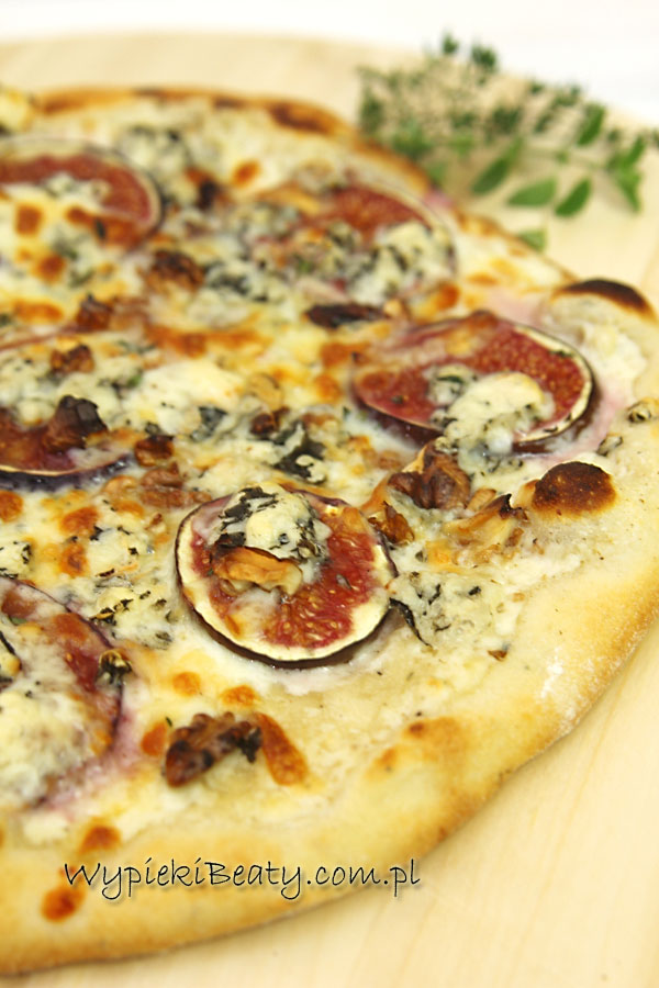 pizza z białym sosem i figami