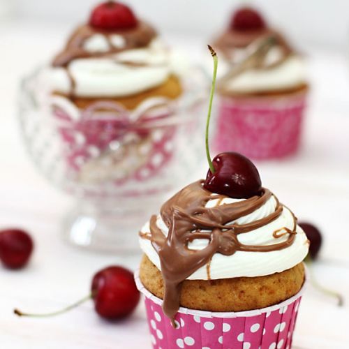 banana split cupcakes