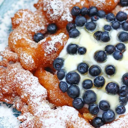 funnel cake naleśnik gigant z jagodami