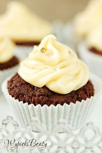 dark chocolate brownie with salted caramel frosting