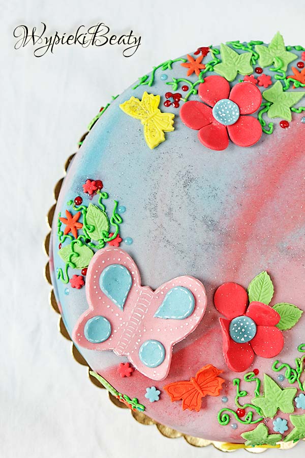 kolorowy tort z motylkami 1