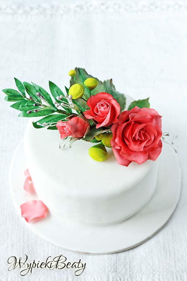 tort z bukietem róż 1