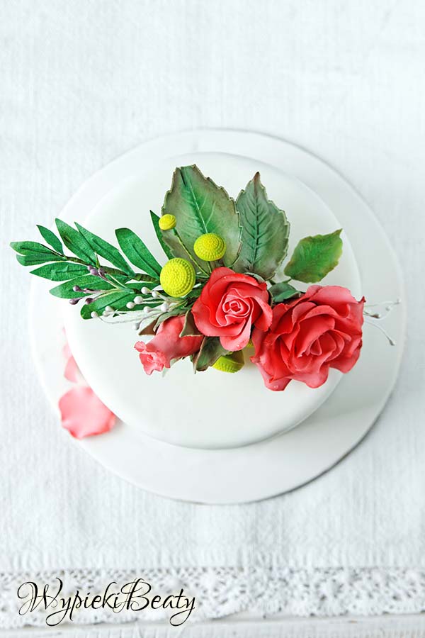 tort z bukietem róż 2