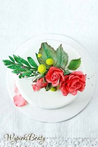 tort z bukietem róż 3