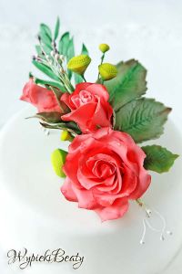 tort z bukietem róż