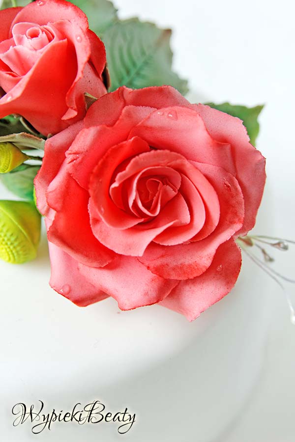 tort z bukietem róż 7