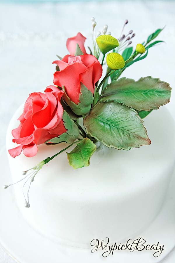 tort z bukietem róż 8