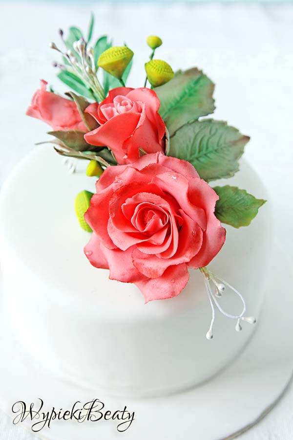 tort z bukietem róż 9