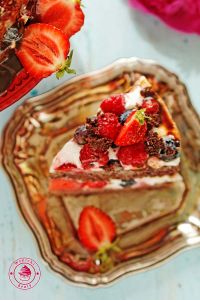 chocolate and berries cake