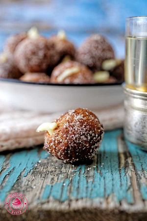 mini pączki z białą czekoladą