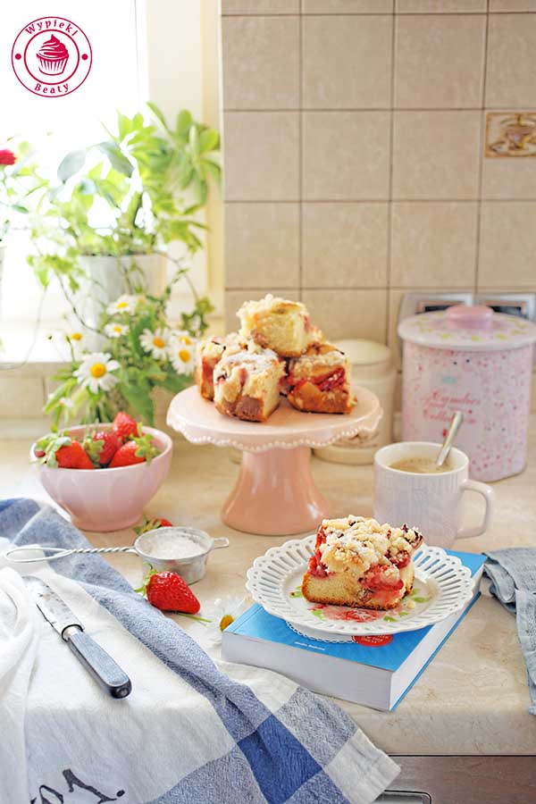rhubarb strawberry cake
