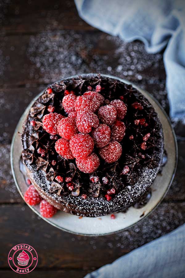 tort czekoladowy z malinami