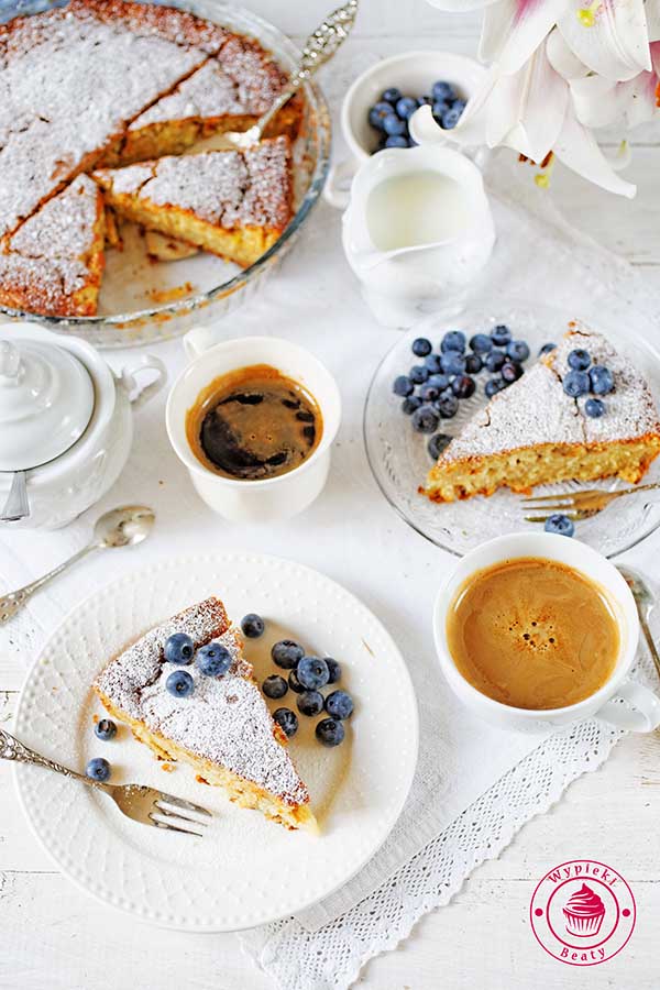 proste ciasto z owocami podane z borówkami i cukrem pudrem oraz kawą