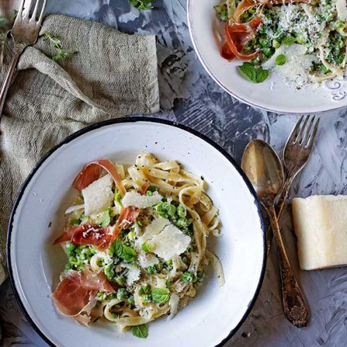 proste spaghetti z zielonym groszkiem i parmezanem