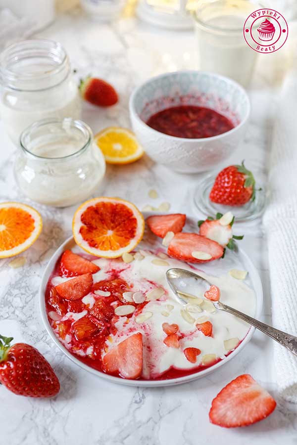 zdrowe dietetyczne śniadanie z jogurtu