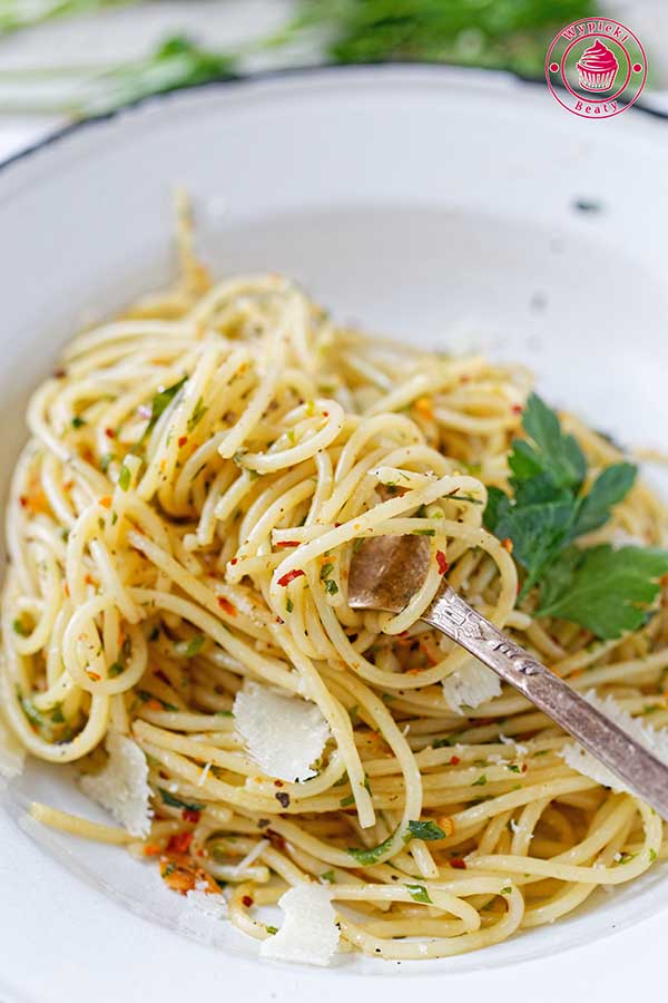 włoskie spaghetti aglio olio