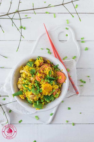 ryż smażony z kurczakiem i warzywami