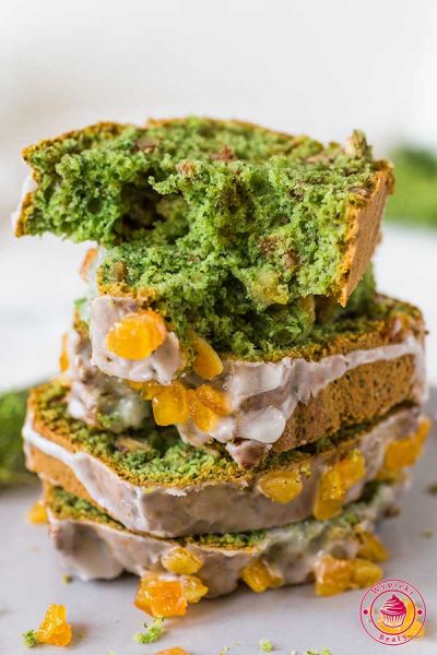 zielone ciasto szpinakowe z orzechami i skórką pomarańczową