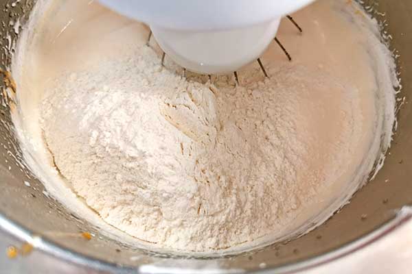 dodawanie mąki do ciasta z rabarbarem