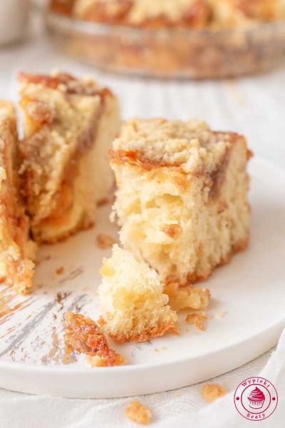 Yeast cake with bananas in caramel ciasto drożdżowe z bananami w karmelu