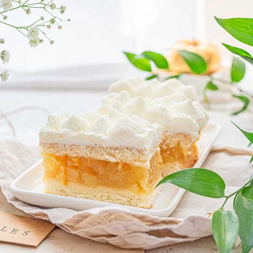 ciasto z jabłkami, galaretką i bitą śmietaną