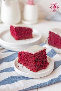 wilgotne czerwone ciasto