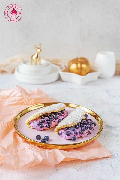 biszkoptowe ciastka z kremem i owocami