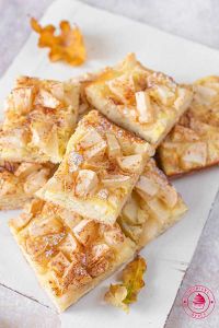 Meringue apple pie with nuts apflelkuchen cake