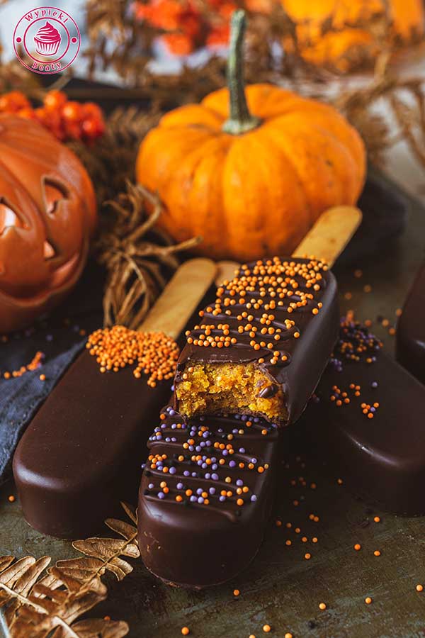 Halloweenowe cakesicles przepis Wypieki Beaty