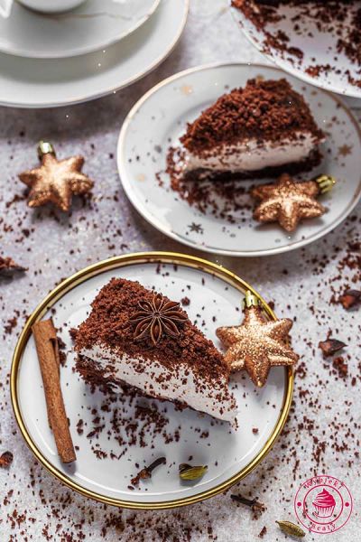 świąteczne ciasto czekoladowe z kremem piernikowym i powidłami śliwkowymi