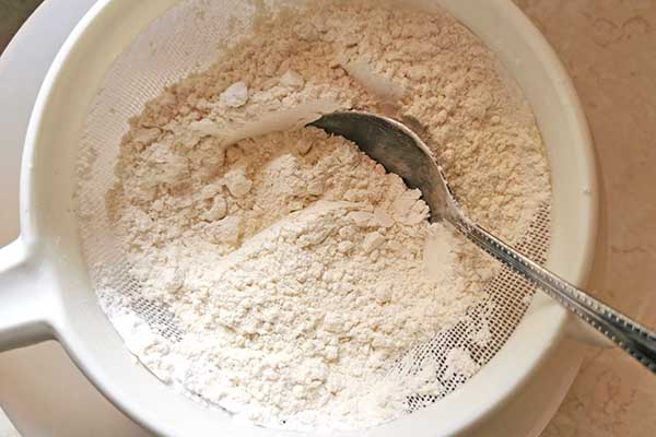 przesiewanie mąki do biszkopta