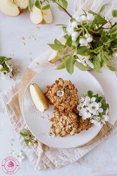 simple oat cookies with apples
