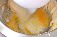 miksowanie ciasta na babeczki z jajkami
