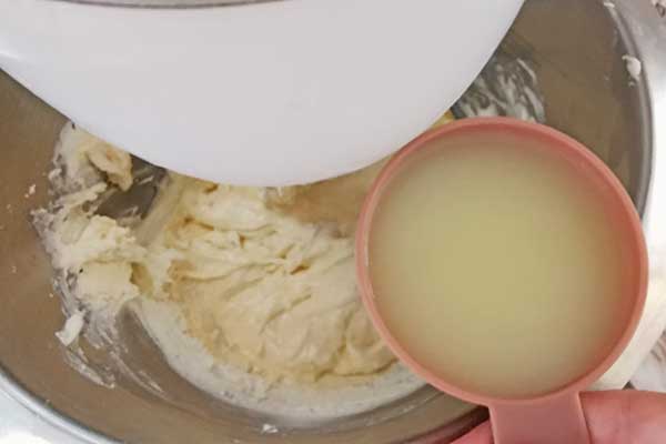 dodawanie soku cytrynowego do ciasta