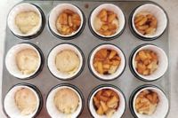 muffinki z karmelizowanymi jabłkami przed upieczeniem