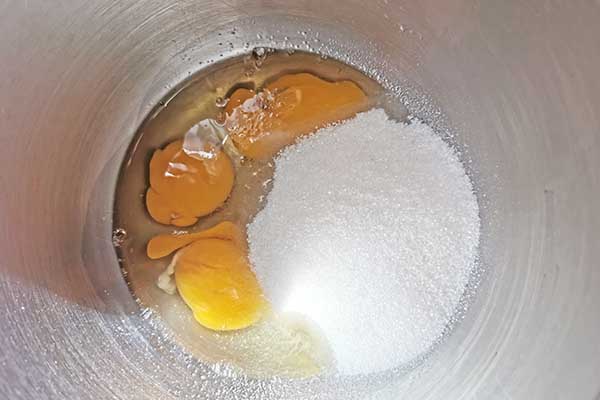 jajka miksowane z cukrem