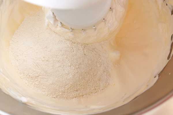 dodawanie mąki do ciasta na biszkopt