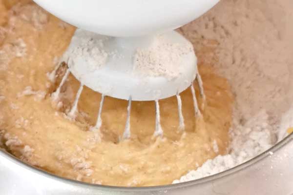 miksowanie ciasta z mąką