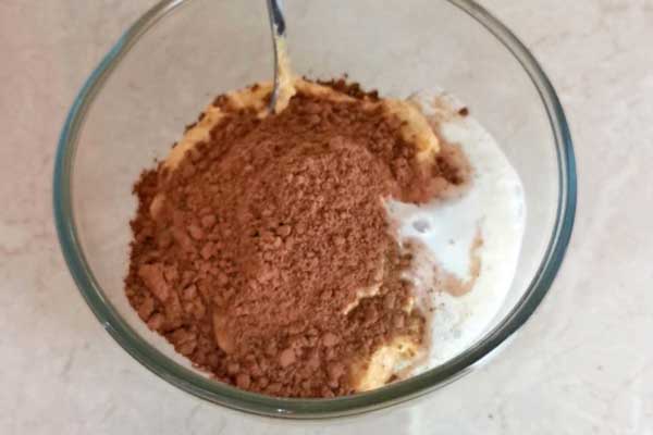 dodawanie kakao do ciasta dyniowego