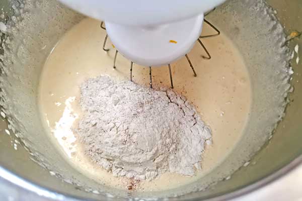 dodawanie mąki do ciasta dyniowego