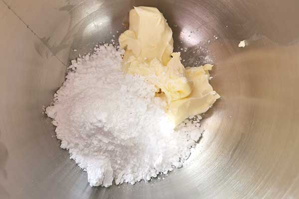 miksowanie masła z cukrem pudrem