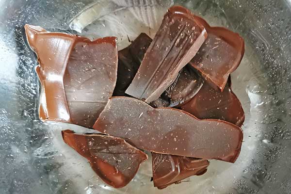 rozpuszczanie czekolady w kąpieli wodnej