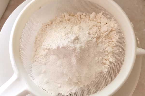 przesiewanie mąki przez sito