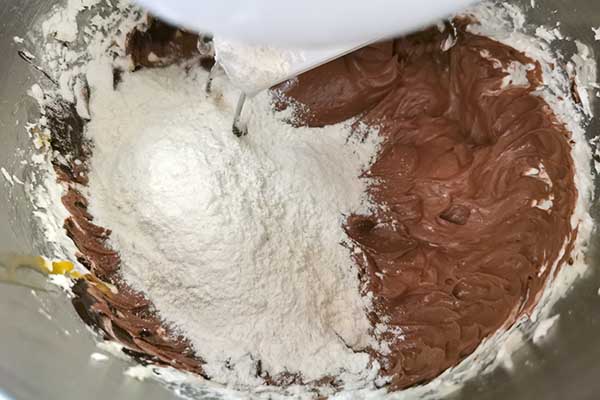 miksowanie ciasta czekoladowe z mąką